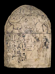 Stele mit Darstellung eines Mannes und einer Frau, die zwei Katzen verehren, die Manifestationen der beiden Aspekte des Sonnengottes Re und Atum sind, gefunden in Deir el-Medina